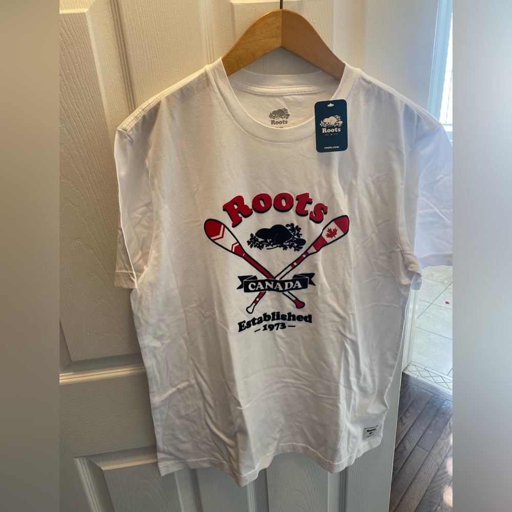 NWT 🏷️ Roots Canada t-shirt M